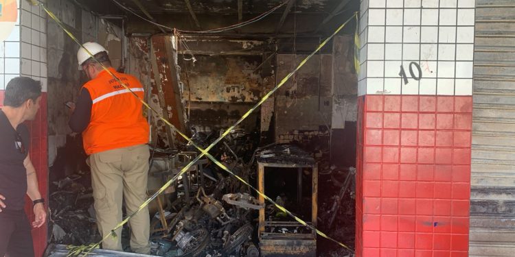 Defesa Civil mantém loja interditada no centro de Maceió após incêndio; perícia apura causas