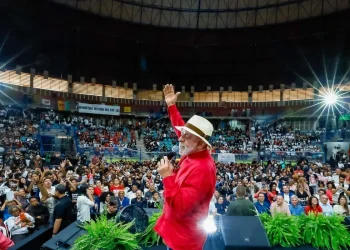 Lula defende universalizar Pé-de-Meia e avisa: “Faria Lima vai brigar”