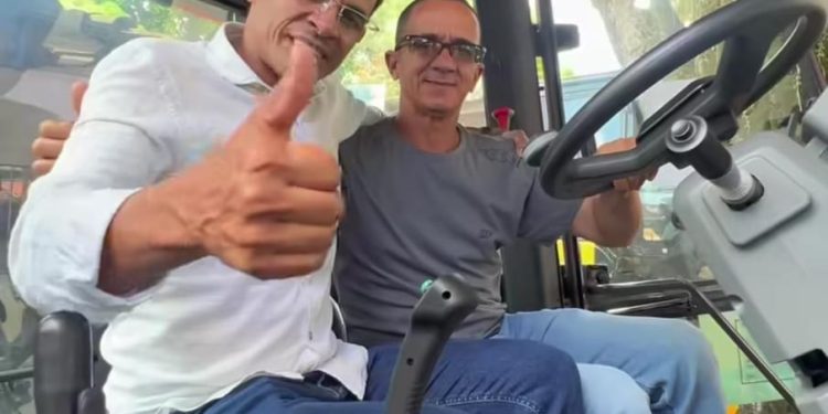 Em suas redes sociais, prefeito Marcos Silva anuncia chegada de retroescavadeira para Messias