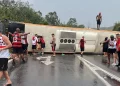 Ônibus com torcedores do Flamengo capota na Via Dutra em Volta Redonda