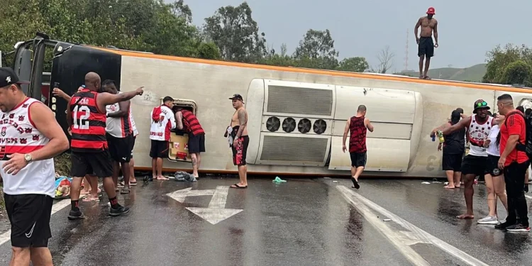 Ônibus com torcedores do Flamengo capota na Via Dutra em Volta Redonda