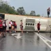 Ônibus com torcedores do Flamengo capota na Via Dutra em Volta Redonda