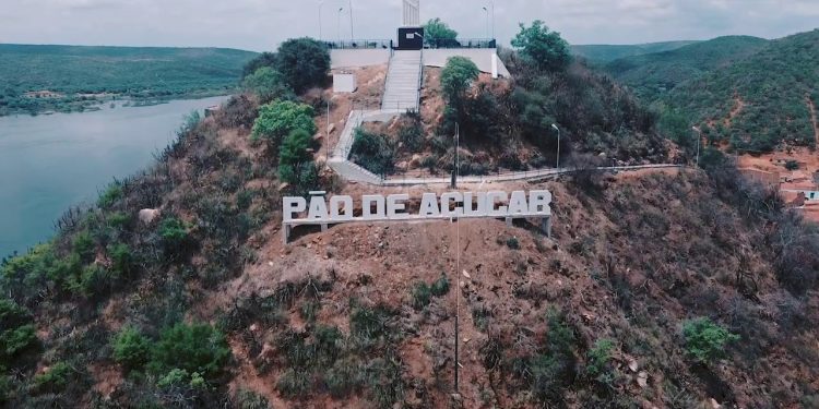 Mulher sofre tentativa de invasão em Pão de Açúcar por dívidas de apostas do marido foragido