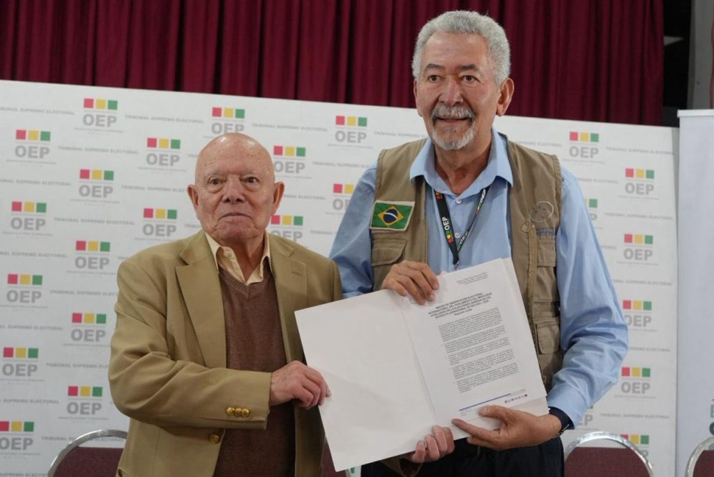 Líder da Missão do Observatório Eleitoral Internacional, deputado Paulão entrega relatório do Parlasul