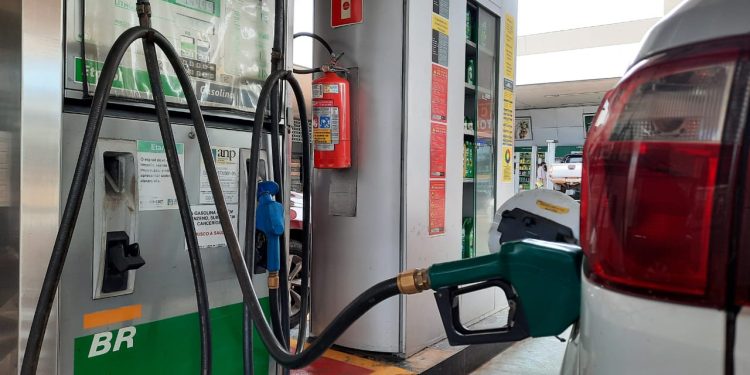 Petrobras anuncia redução de 4,9% na gasolina para distribuidoras a partir de terça (21)