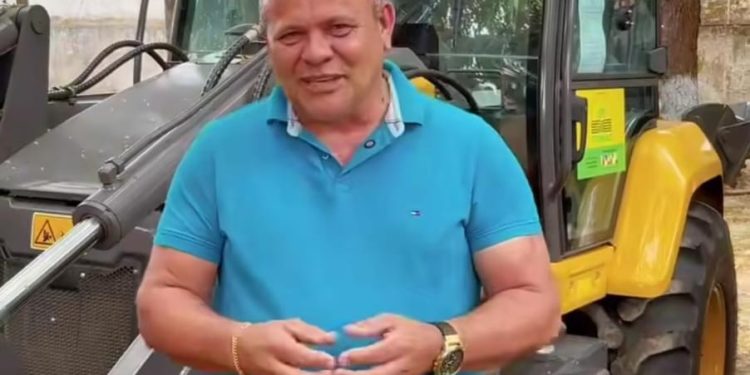 São Miguel dos Milagres: Prefeito Jadson Lessa recebe máquina agrícola para o município em cerimônia com ministros