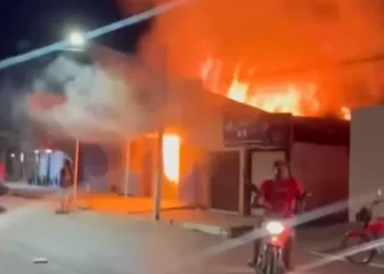 Incêndio de grandes proporções destrói mercado no Sertão de Alagoas