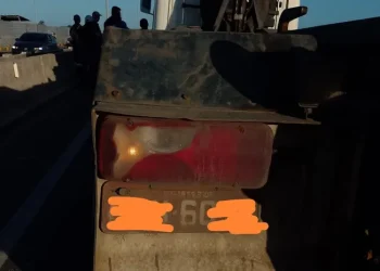 Engavetamento envolvendo vários veículos, na Ponte Divaldo Suruagy, deixa mulher ferida e causa lentidão no trânsito