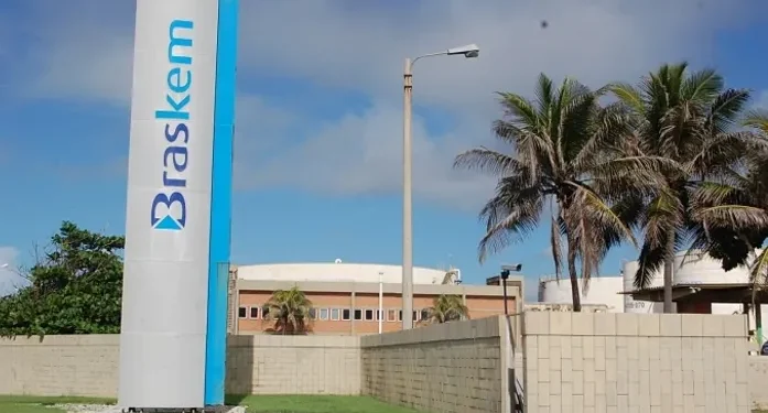 Enquanto espera indenização bilionária da Braskem, governo de Alagoas cobra R$ 29 milhões de impostos da mineradora