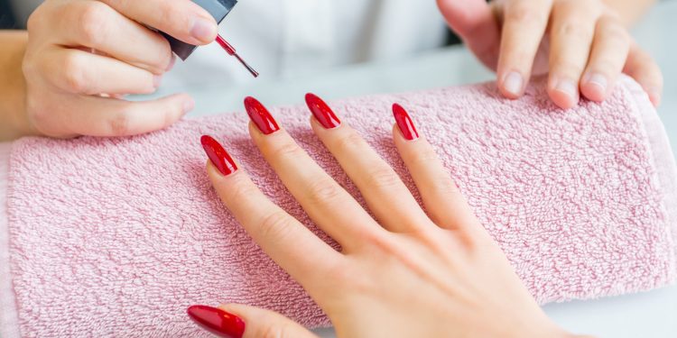 Anvisa proíbe duas substâncias usadas em esmaltes em gel por risco de câncer e infertilidade
