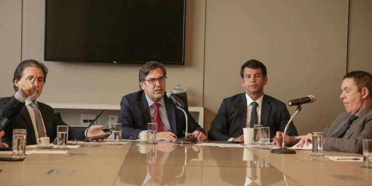 Deputado Isnaldo Bulhões debate projeto de streaming com bancada do MDB e líder do Progressistas na Câmara