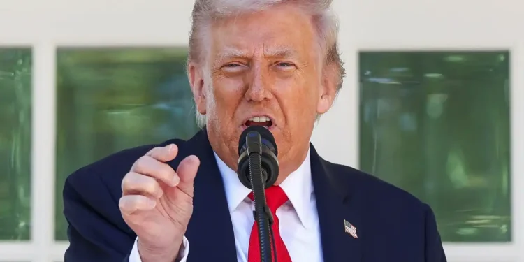 Trump defende ataques navais no Caribe e afirma: “Submarinos não pescam”