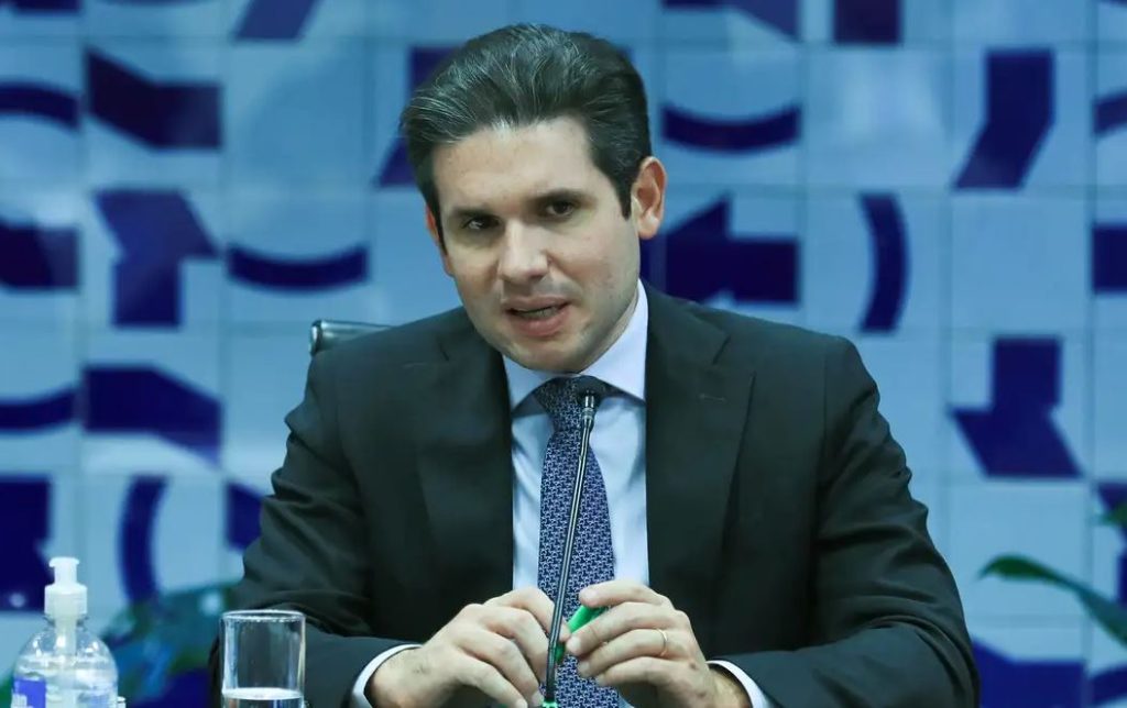 Pacote de segurança de Motta sobe pena para morte de policiais e cria punição contra “novo cangaço”