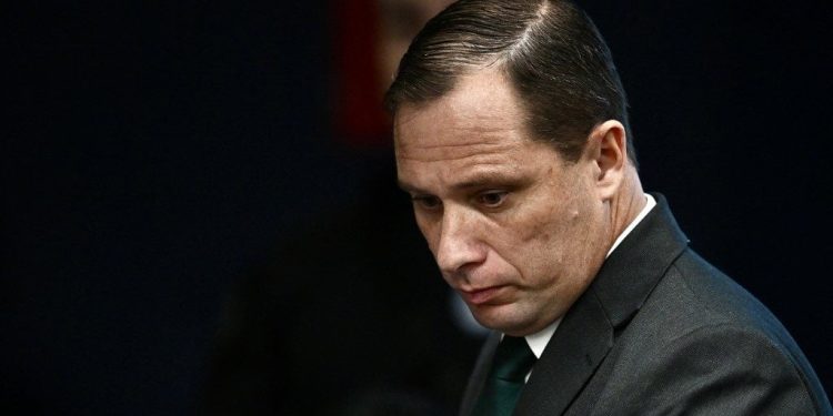 Mauro Cid retira tornozeleira eletrônica após audiência no STF e começa a cumprir pena em regime aberto