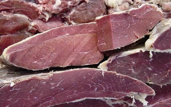 Homem tenta furtar 4 quilos de charque em supermercado e é detido pela polícia