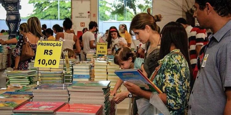 Governo de Alagoas incentiva educadores com vouchers de R$ 100 para compra de livros na Bienal