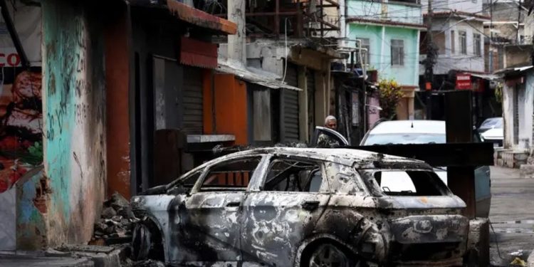 Faxineira é presa por fazer live durante operação policial no Rio; defensoria vê exagero em acusação