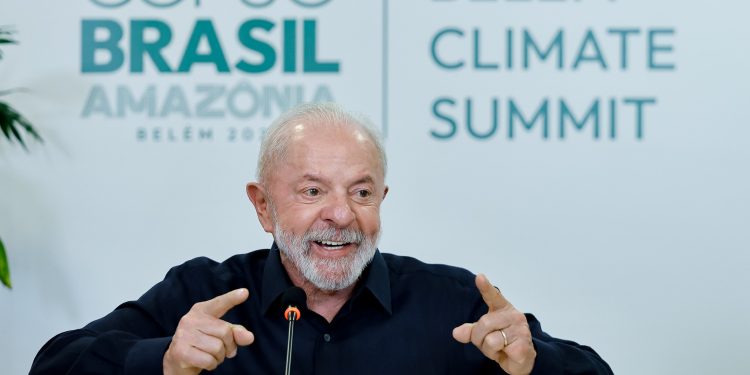 Lula critica guerras, negacionismo e algoritmos e volta a defender transição energética na COP30