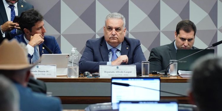 “Isso me envergonha como brasileiro”, diz Alfredo Gaspar ao denunciar impunidade e desvio de R$ 221 milhões da CBPA na CPMI do INSS