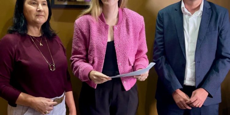 “O piso da Farmácia está cada vez mais perto”, anuncia deputada Cibele Moura, ao lado de conselheiros federais