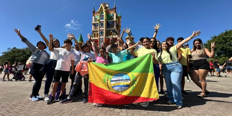 Prefeitura de Pilar leva alunos ao Beto Carrero World e Pratagy Acqua Park em comemoração ao Mês das Crianças