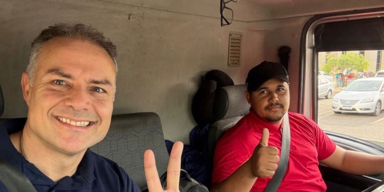 Em caminhão, Renan Filho inicia viagem a Belem para apresentar “corredores azuis” na COP30