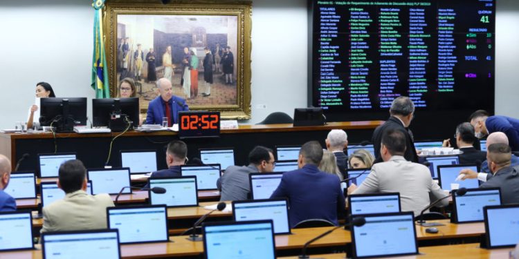 CCJ da Câmara vota na 3ª feira PL que define facção como “terrorista”