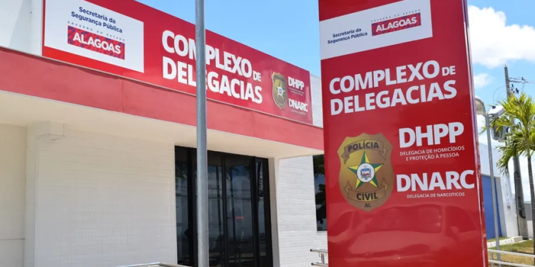 Homem é assassinado a tiros em garupa de moto por aplicativo em Maceió