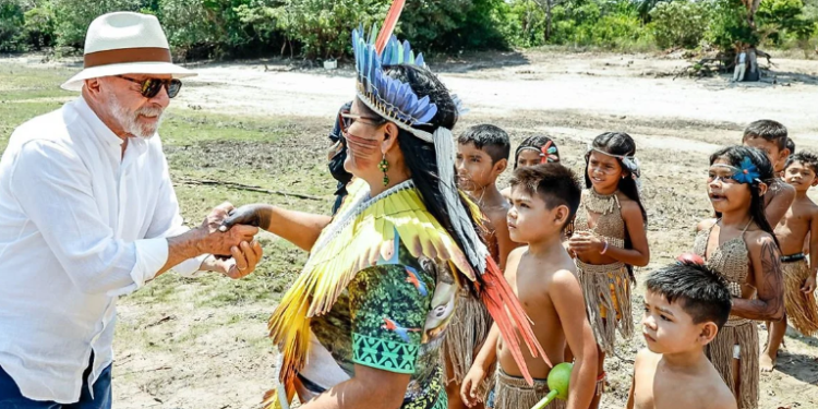 No segundo dia no Pará, Lula visita aldeia indígena antes da COP30