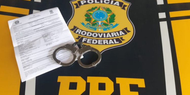 PRF cumpre mandado de prisão em Canapi e detém passageiro de veículo
