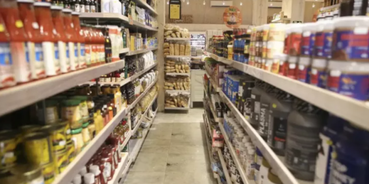 Mulher grávida é flagrada furtando produtos de supermercado em Maceió