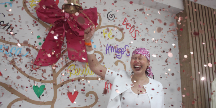 Paciente encerra ciclo de quimioterapia com festa na Santa Casa Cancer Center