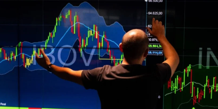 Euforia no pregão: Bolsa tem 12º recorde seguido. Dólar cai a R$ 5,27