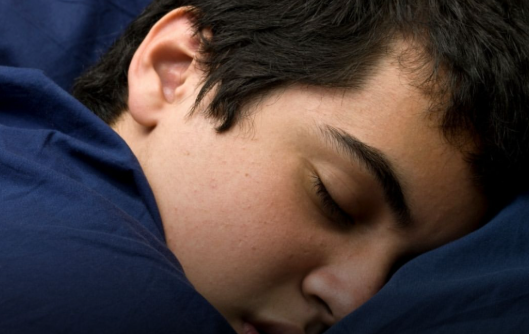 Adolescentes que dormem cedo têm cérebro mais afiado e melhor desempenho escolar, revela ciência