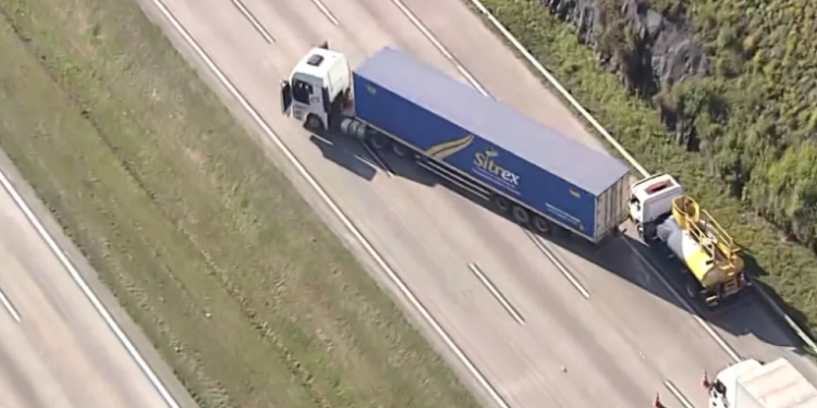 Com ameaça de bomba, sequestro de caminhão interdita rodovia em São Paulo