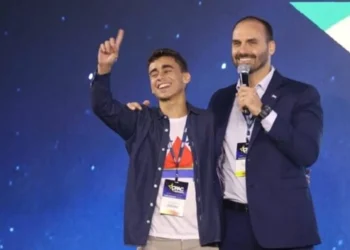 Eduardo divulga post acusando Nikolas de querer se livrar de Bolsonaro