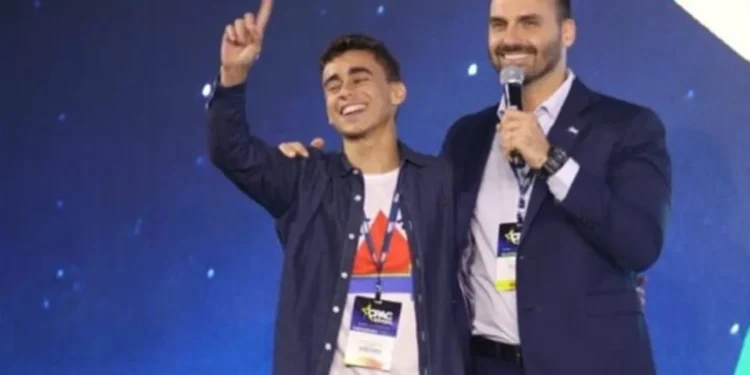 Eduardo divulga post acusando Nikolas de querer se livrar de Bolsonaro