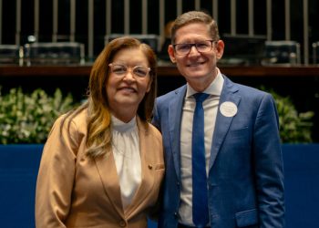 No Senado Federal, Dra Eudócia entrega comenda ao presidente da Igreja Adventista do Sétimo Dia em Alagoas