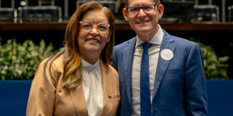 No Senado Federal, Dra Eudócia entrega comenda ao presidente da Igreja Adventista do Sétimo Dia em Alagoas