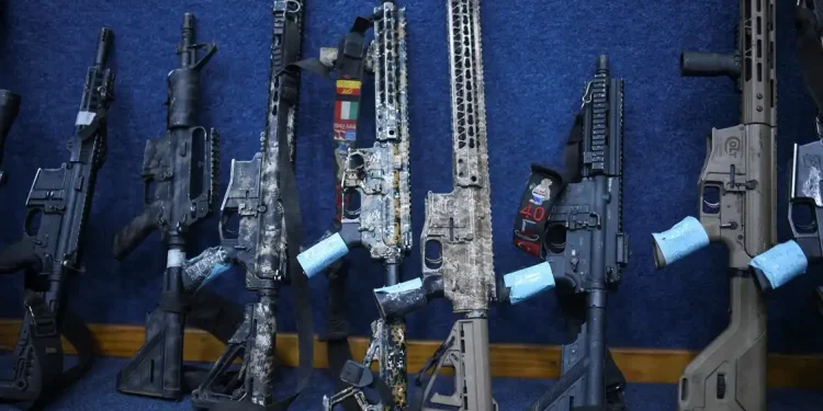 Armas apreendidas em megaoperação no Rio estão estimadas em R$ 12,8 milhões, segundo Polícia Civil