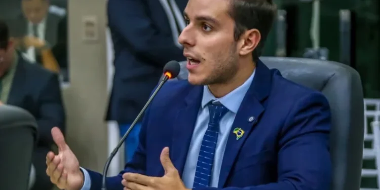 “Ser trans, por si só, não implica em prejuízo educacional”, afirma Caio Bebeto criticando criação de cota trans na UFAL