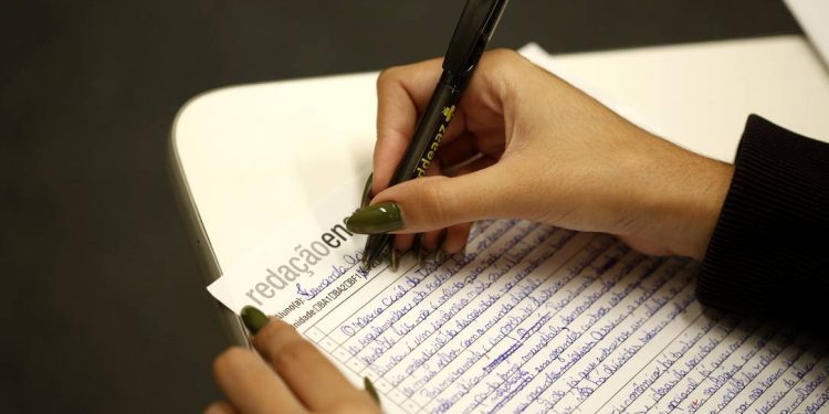Enem 2025: confira apostas de cursos preparatórios para tema da redação