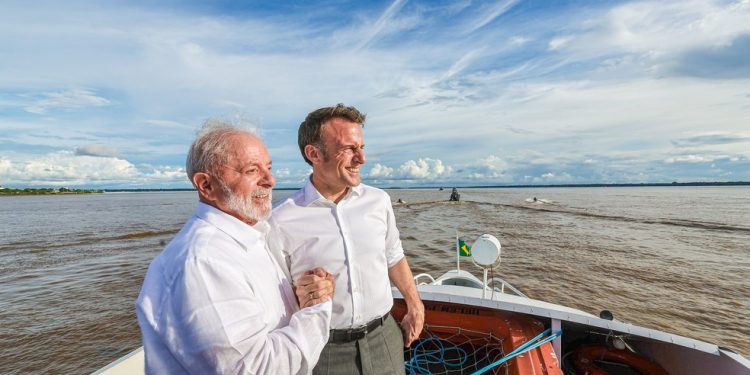 Em Belém para a COP30, Lula e Macron discutem cooperação em segurança de fronteira em reunião