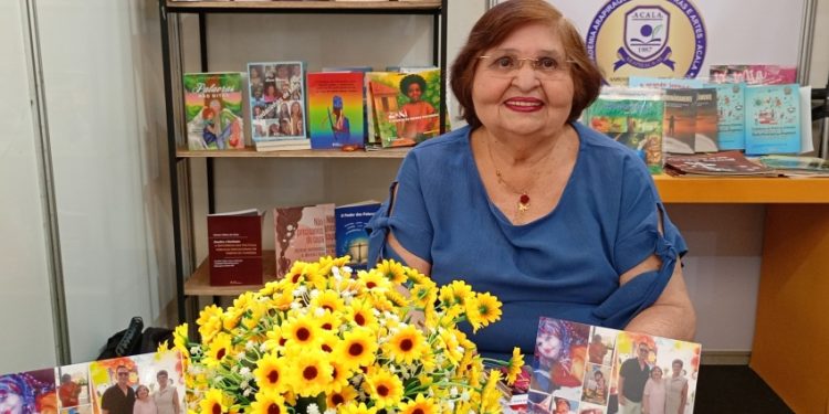 Aos 80 anos, escritora lança primeiro livro na Bienal do Livro de Alagoas