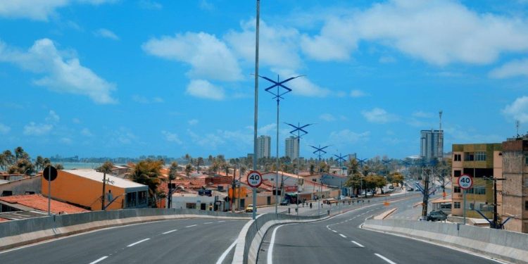 Taxi colide em poste e deixa tráfego lento em Jacarecica