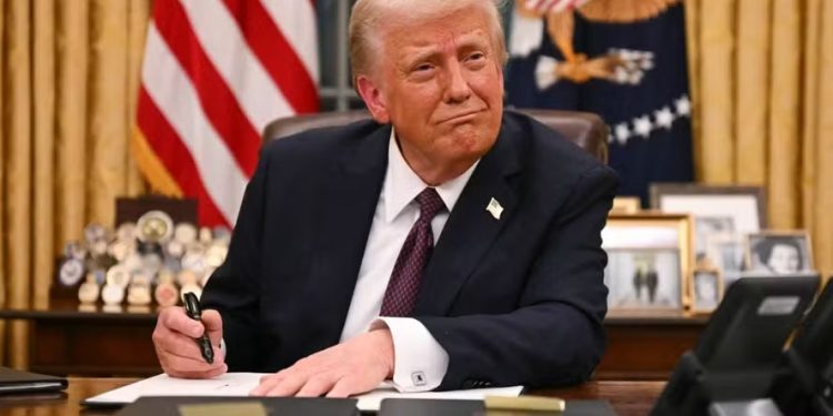 Governo Trump adota diretriz que pode barrar visto para pessoas obesas