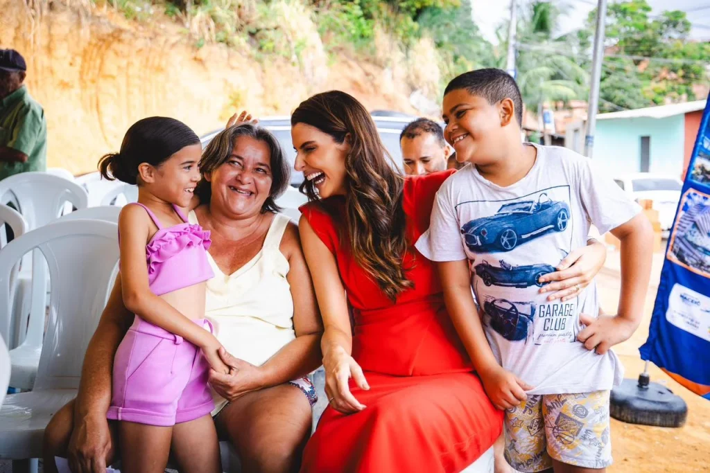 Primeira-dama de Maceió participa de ação que triou mais de 250 pacientes para cirurgia de catarata, na Grota das Piabas