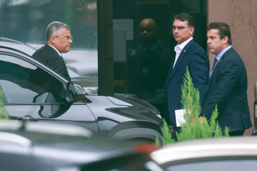 Com autorização de Moraes, filhos visitam Bolsonaro na Polícia Federal