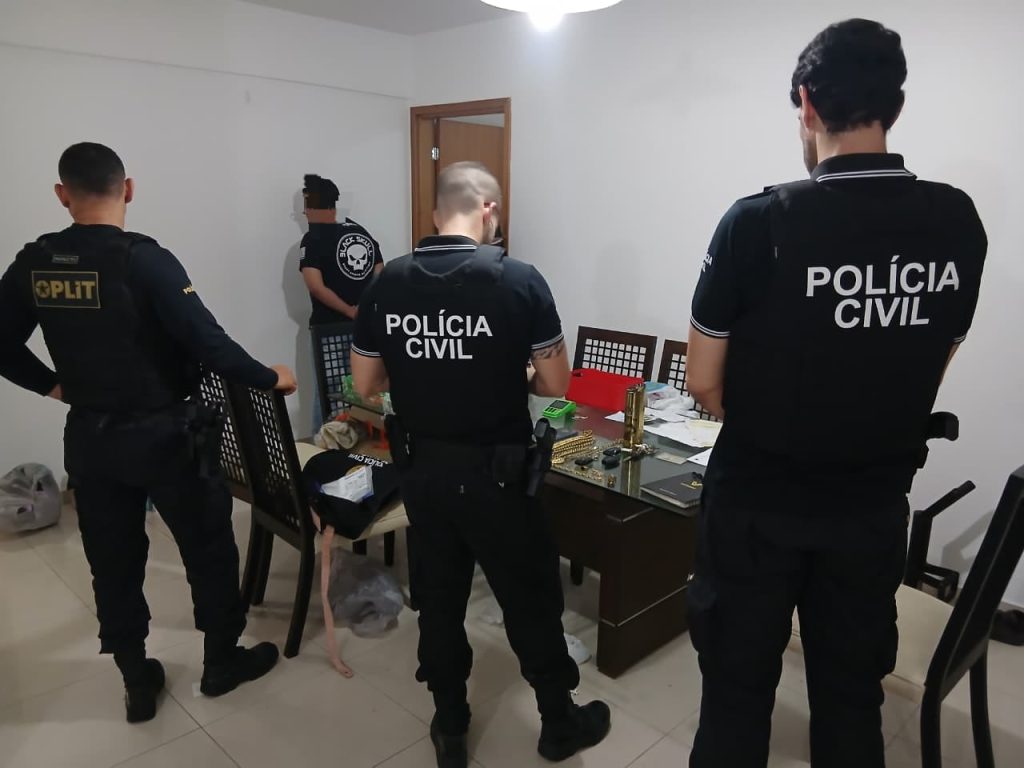 PC prende homem por agiotagem e apreende quase R$900 mil em carros de luxo e dinheiro na Ponta Verde