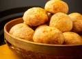 Pão de queijo entra em lista de 50 melhores pães do mundo